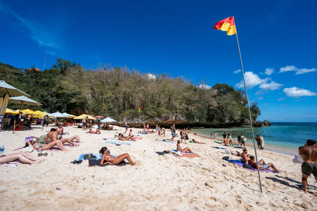 Viele Urlauber am Padang Padang Beach