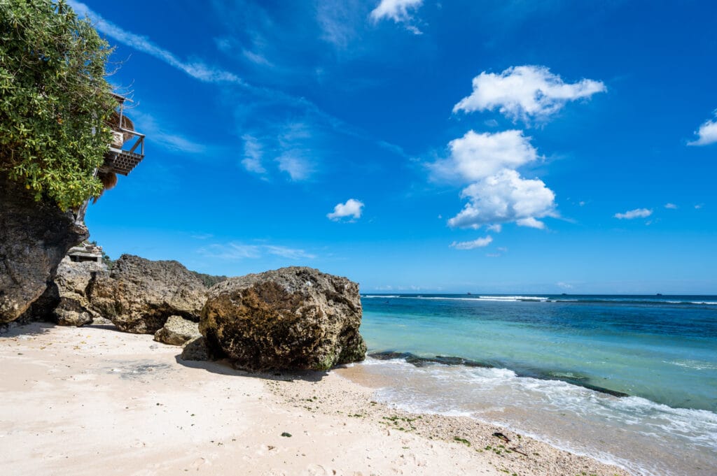 Felsen am Pemutih Beach