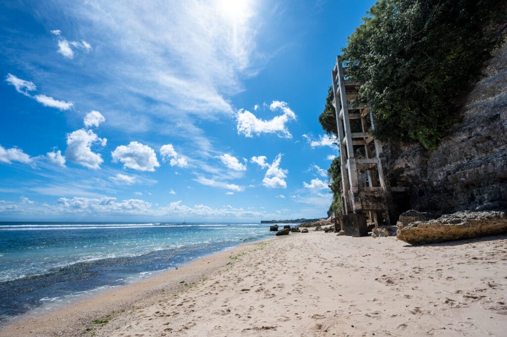 Aufzug an den Klippen des Pemutih Beach