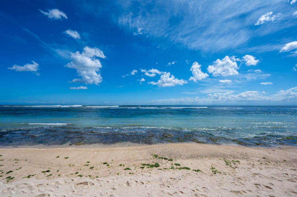 Flaches Wasser am Pemutih Beach
