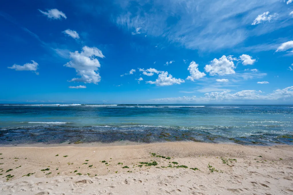 Flaches Wasser am Pemutih Beach