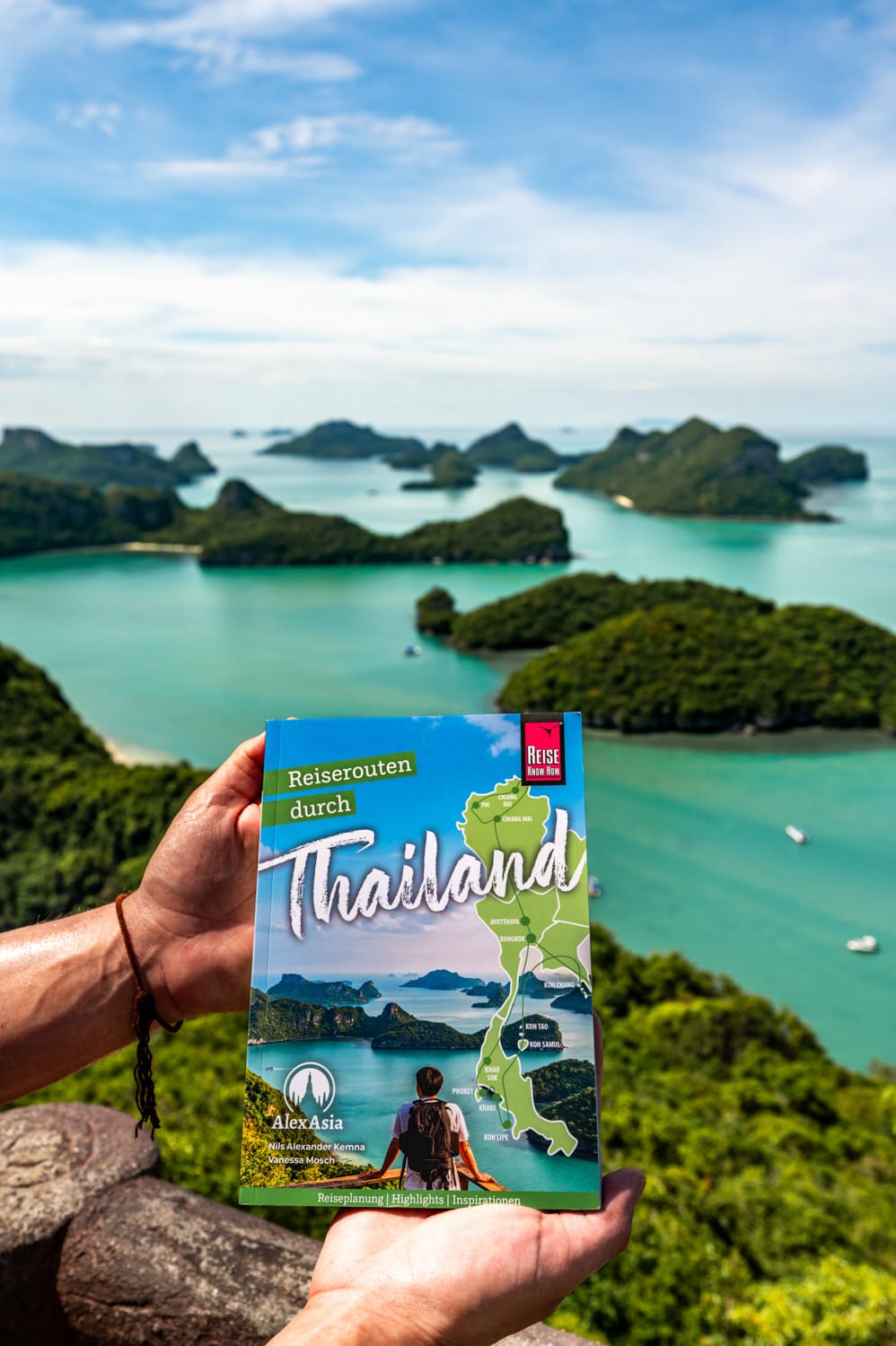 Pha Jun Jaras Viewpoint Ang Thong Nationalpark Nils Alexander Kemna hält seinen Thailand-Reiseführer "Reiserouten durch Thailand" aus dem Reise Know-How Verlag am Pha Jun Jaras Viewpoint im Ang Thong Nationalpark in die Kamera