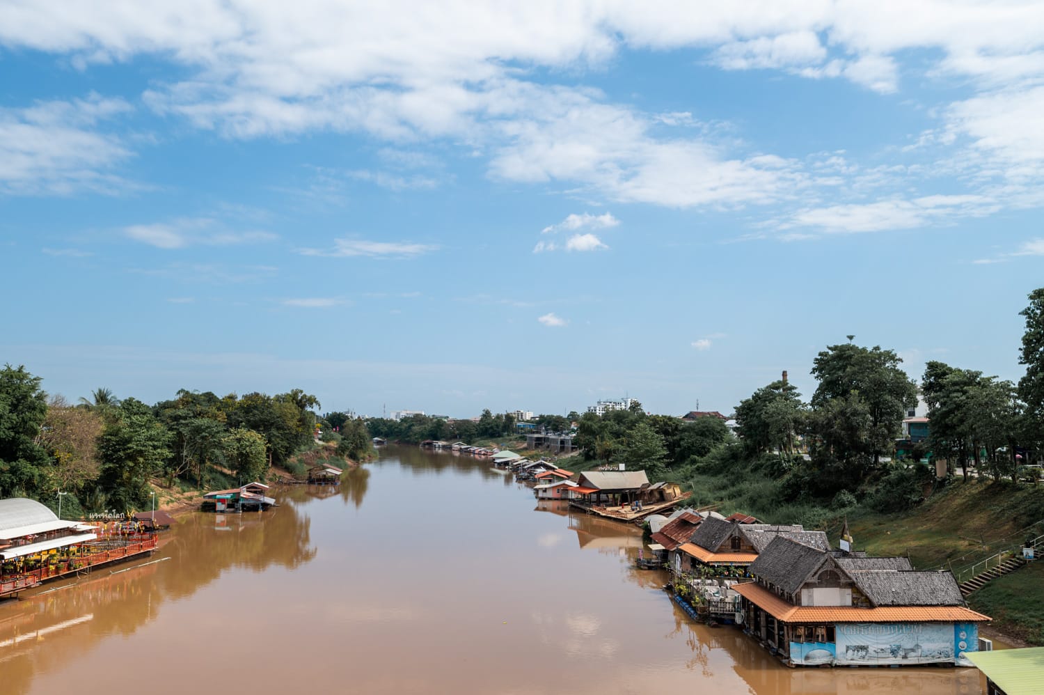 Phitsanulok (11) Hausboote auf dem Nan Fluss in Phitsanulok