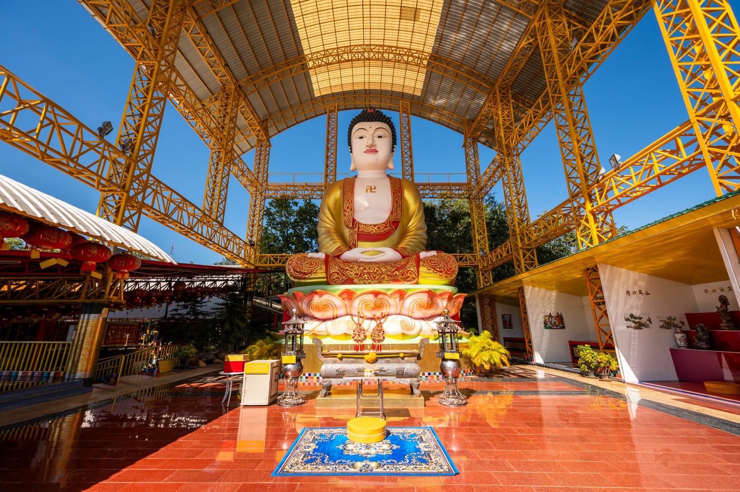 Phitsanulok (17) Sitzender Buddha im Rong Jae Xi Thi Huk Tung in Phitsanulok