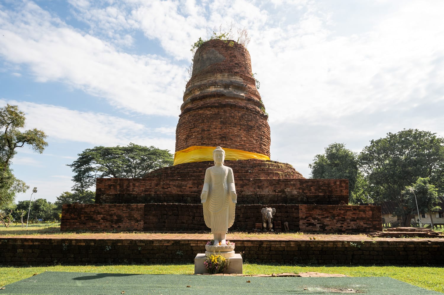 Phitsanulok (4) Eingestürzter Chedi im Wat Aranyik in Phitsanulok