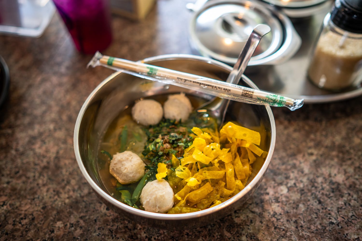 Phitsanulok (9) Nudelsuppe im Hoi Kha Rim Nan in Phitsanulok