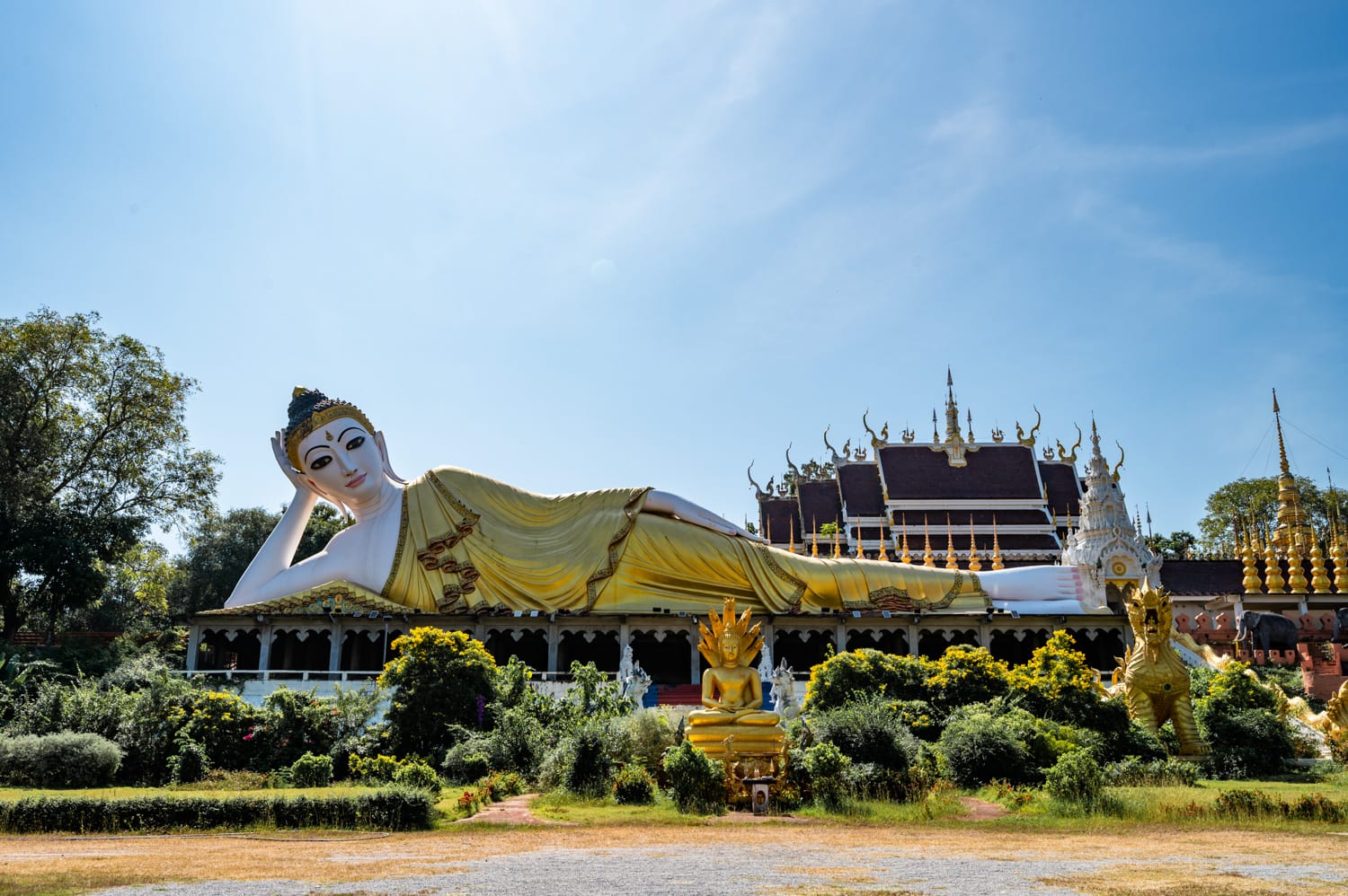 Phrae Thailand (5) Liegender Buddha im Wat Phra That Suthon Mongkhon Khiri in Phrae