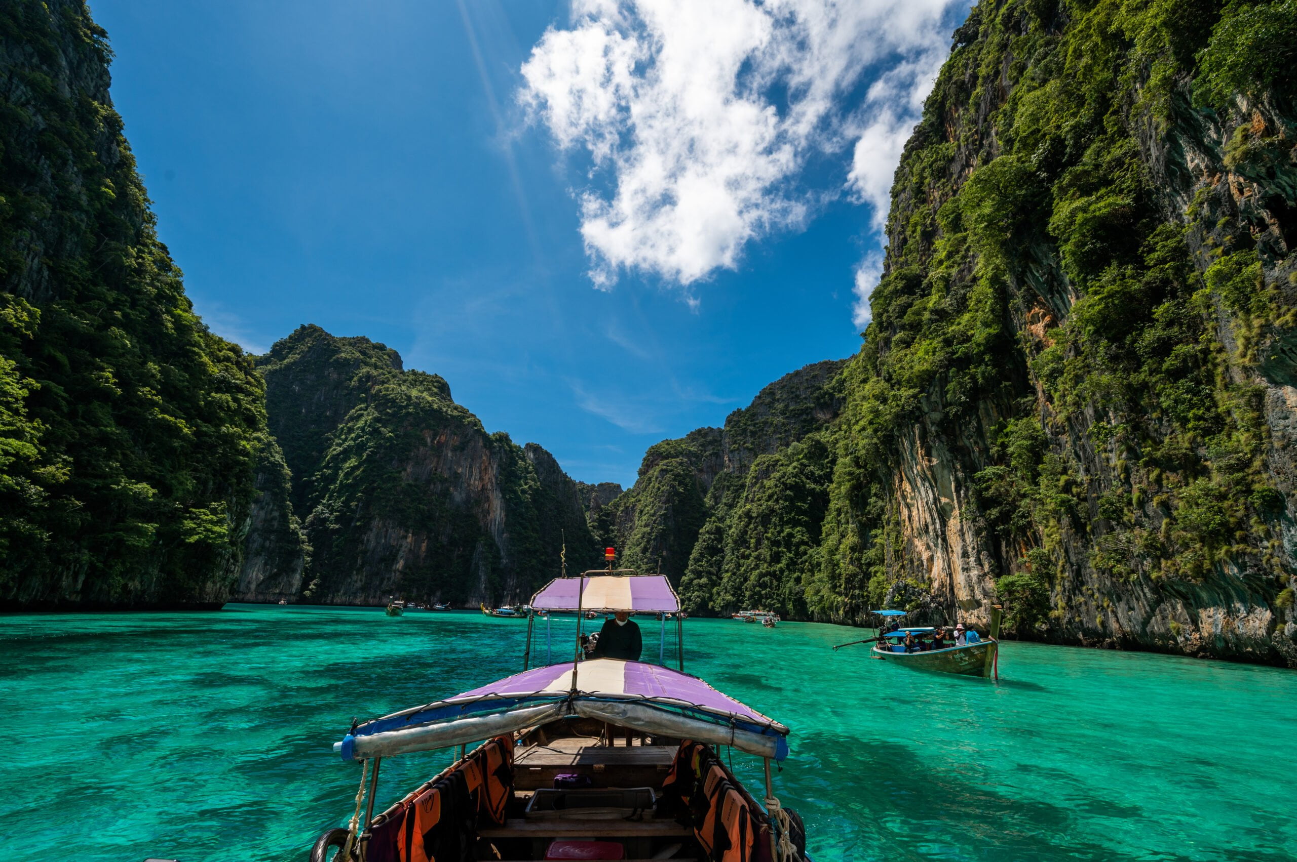 Longtailboot in der Phi Leh Lagune auf Koh Phi Phi Leh