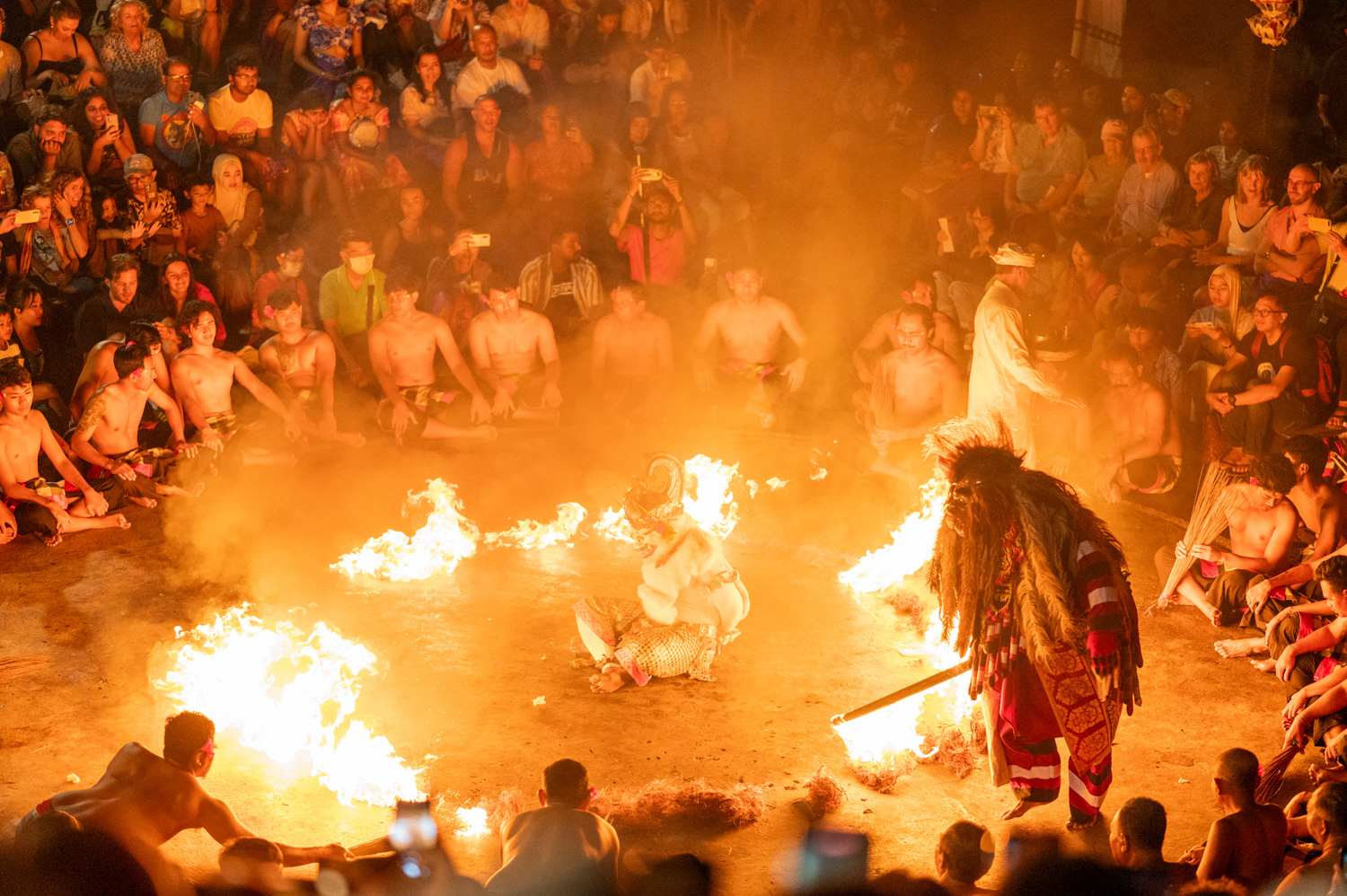 Pura Luhur Uluwatu Tempel Kecak Dance Uluwatu Dämonenkönig und Affengott Hanuman beim Kecak Dance im Pura Luhur Uluwatu