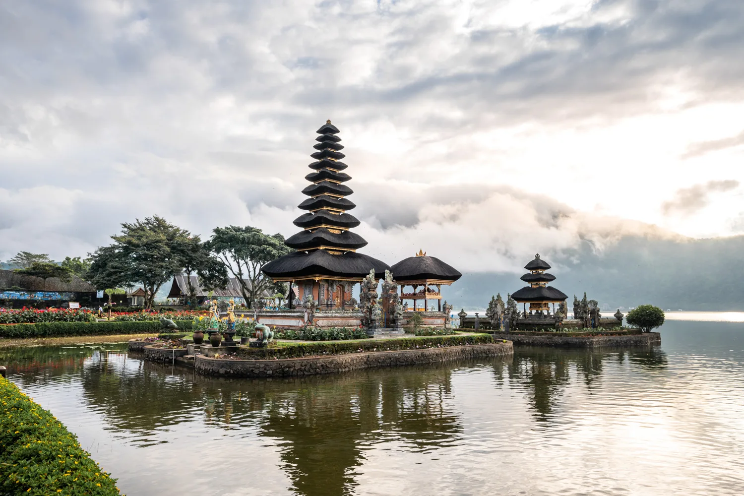 Pura Ulun Danu Bratan Pura Ulun Danu Bratan in Munduk auf Bali am frühen Morgen