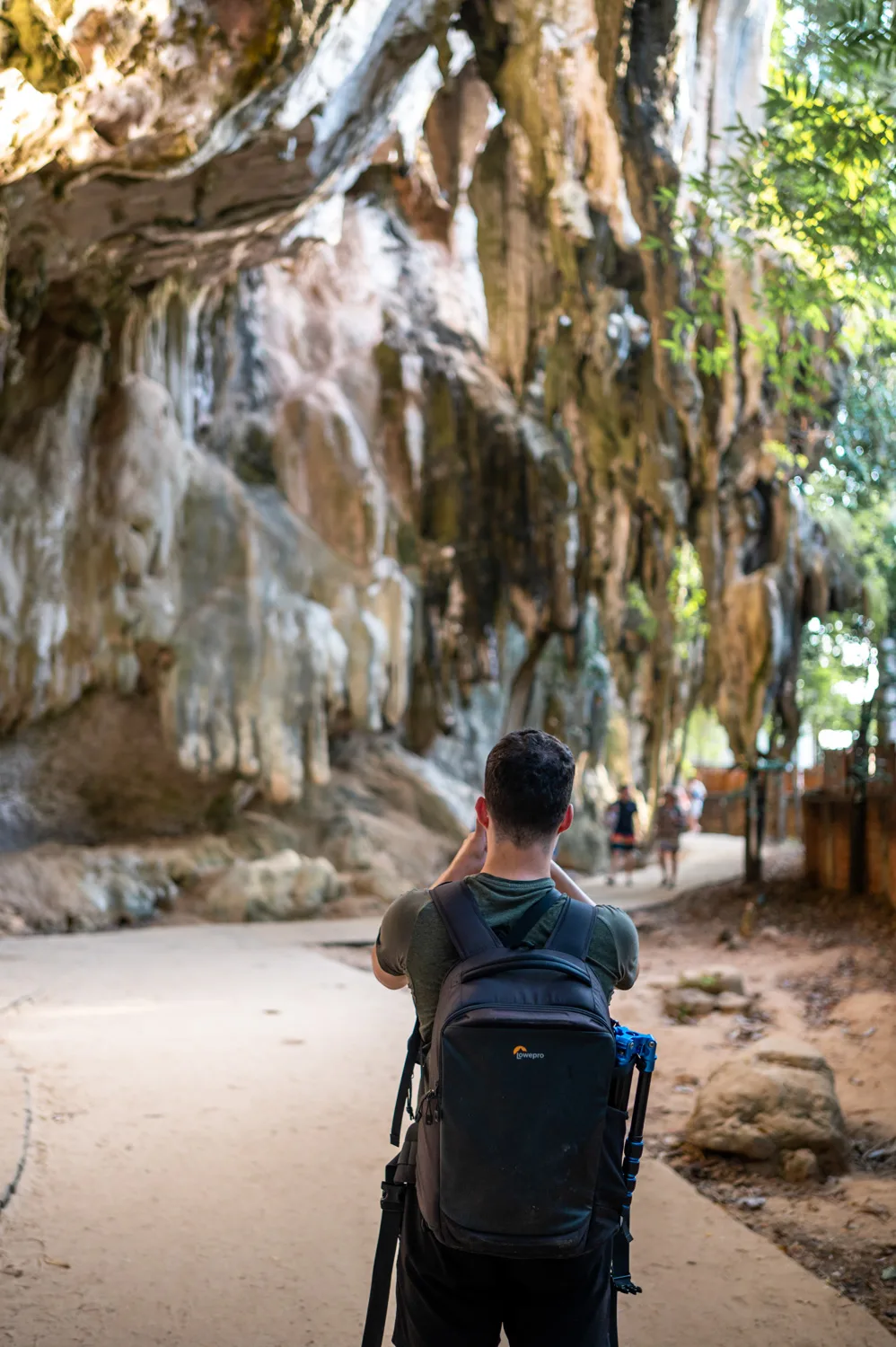 Railay Beach (20) Nils Alexander Kemna fotografiert Tropfsteine auf dem weg vom Railay Beach East zum Phra Nang Beach