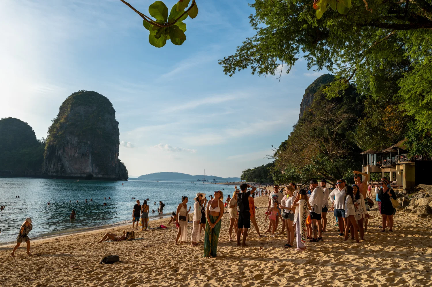 Railay Beach (22) Viele Tagestouristen am Phra Nang Beach auf der Railay-Halbinsel