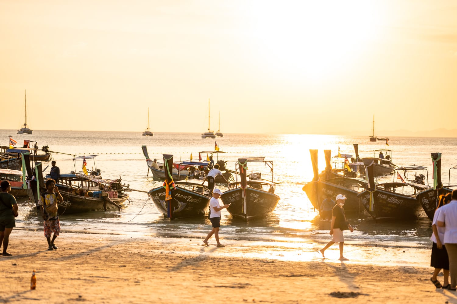 Railay Beach (26) Longtailboote zum Sonnenuntergang am Railay Beach West