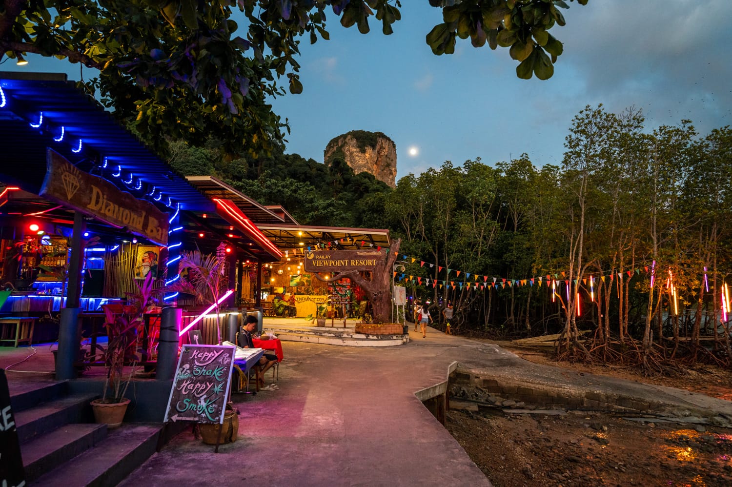 Railay Beach (30) Bars und Restaurants am Railay Beach East am Abend
