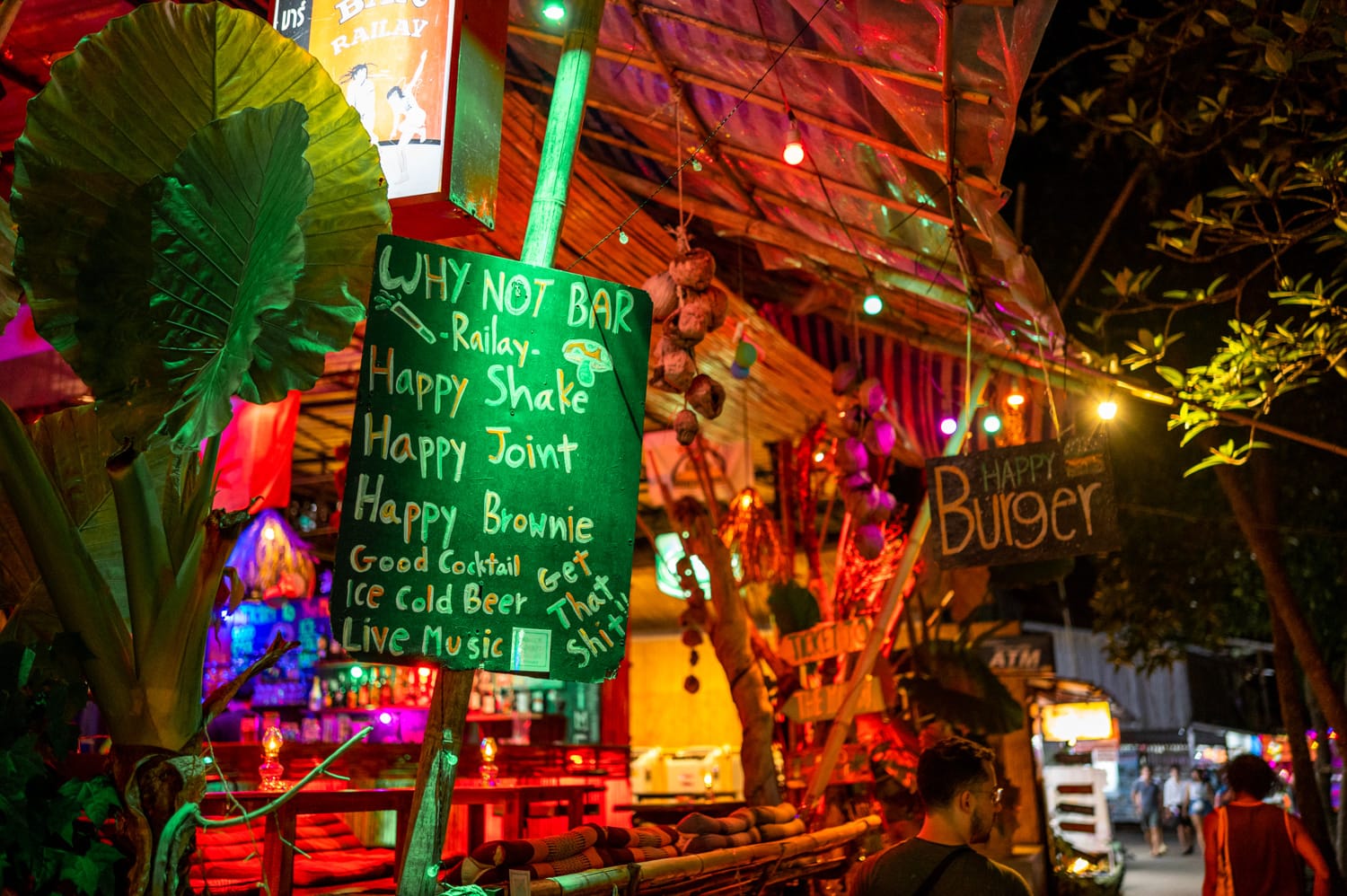 Railay Beach (31) Nils Alexander Kemna vor einer Bar am Railay Beach East