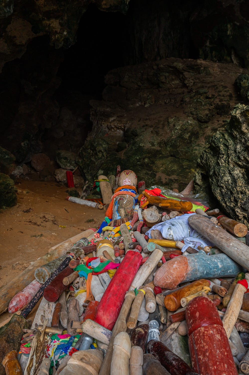 Railay Beach (5) Phallussymbole im Prince Cave am Phra Nang beach auf der Halbinsel Railay