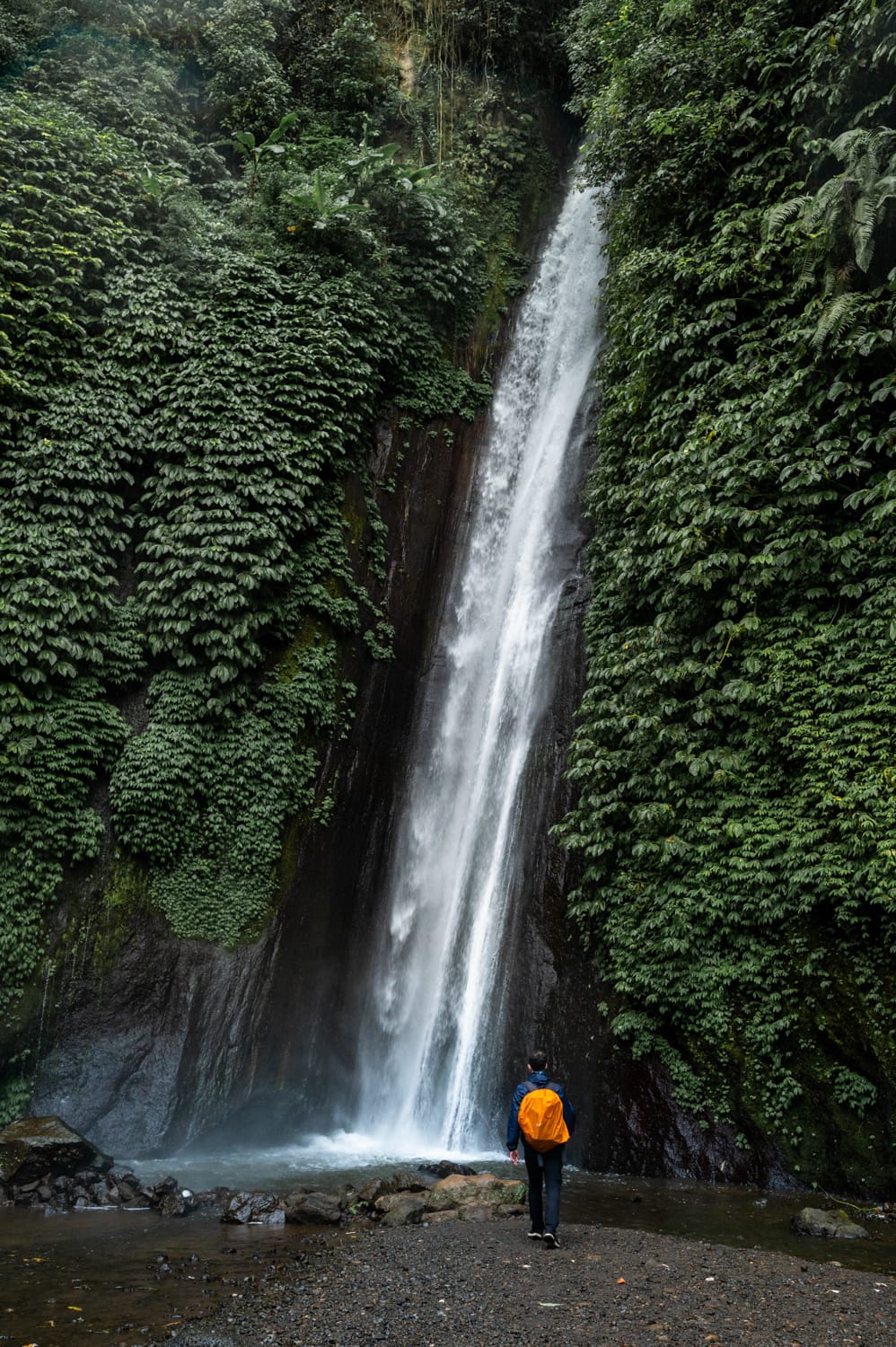 Nils Alexander Kemna steht vor dem Red Coral Waterfall in Munduk auf Bali