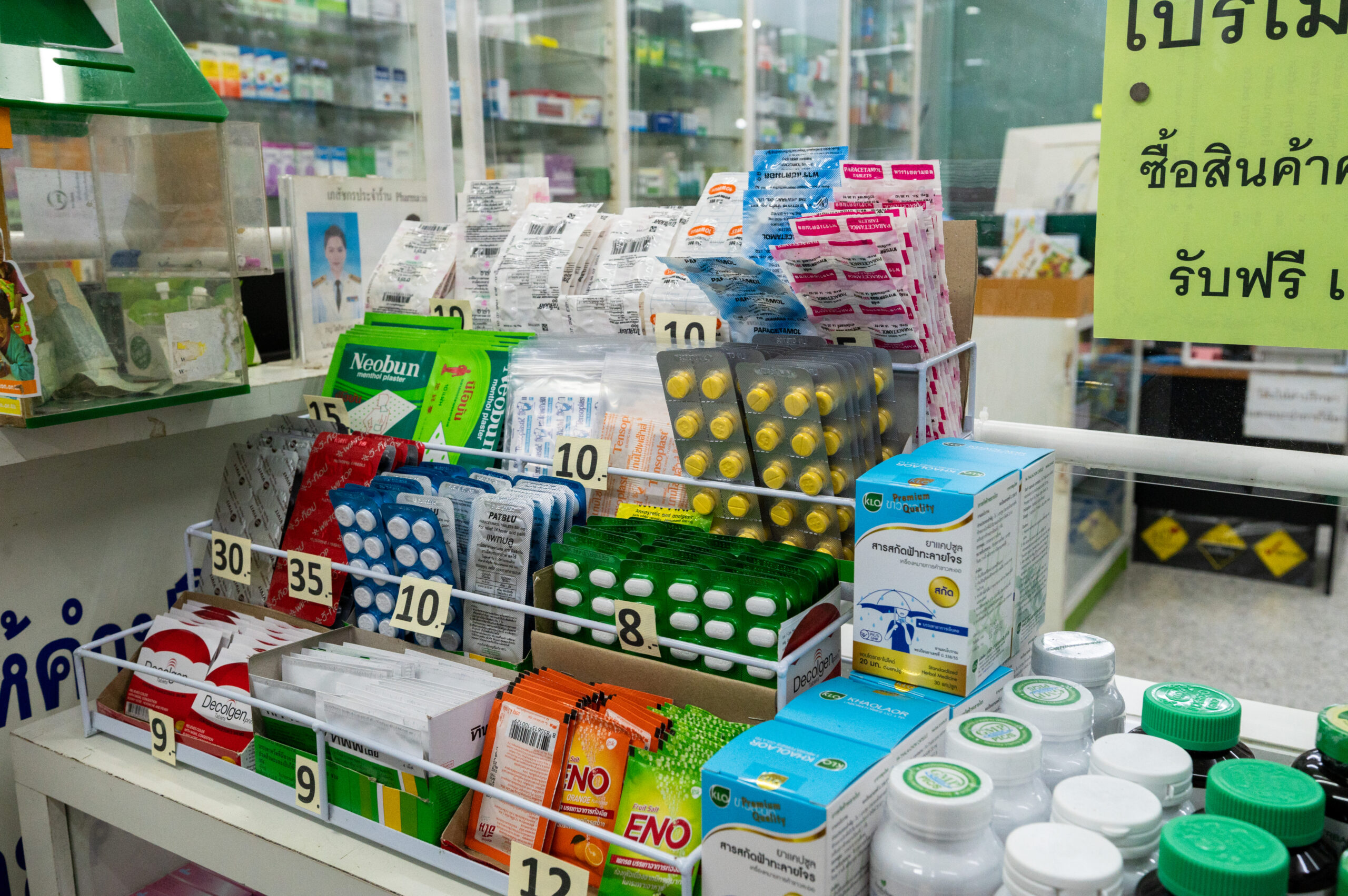 Reiseapotheke Thailand (4) Freiverkäufliche Medikamente in einer Apotheke in Thailand