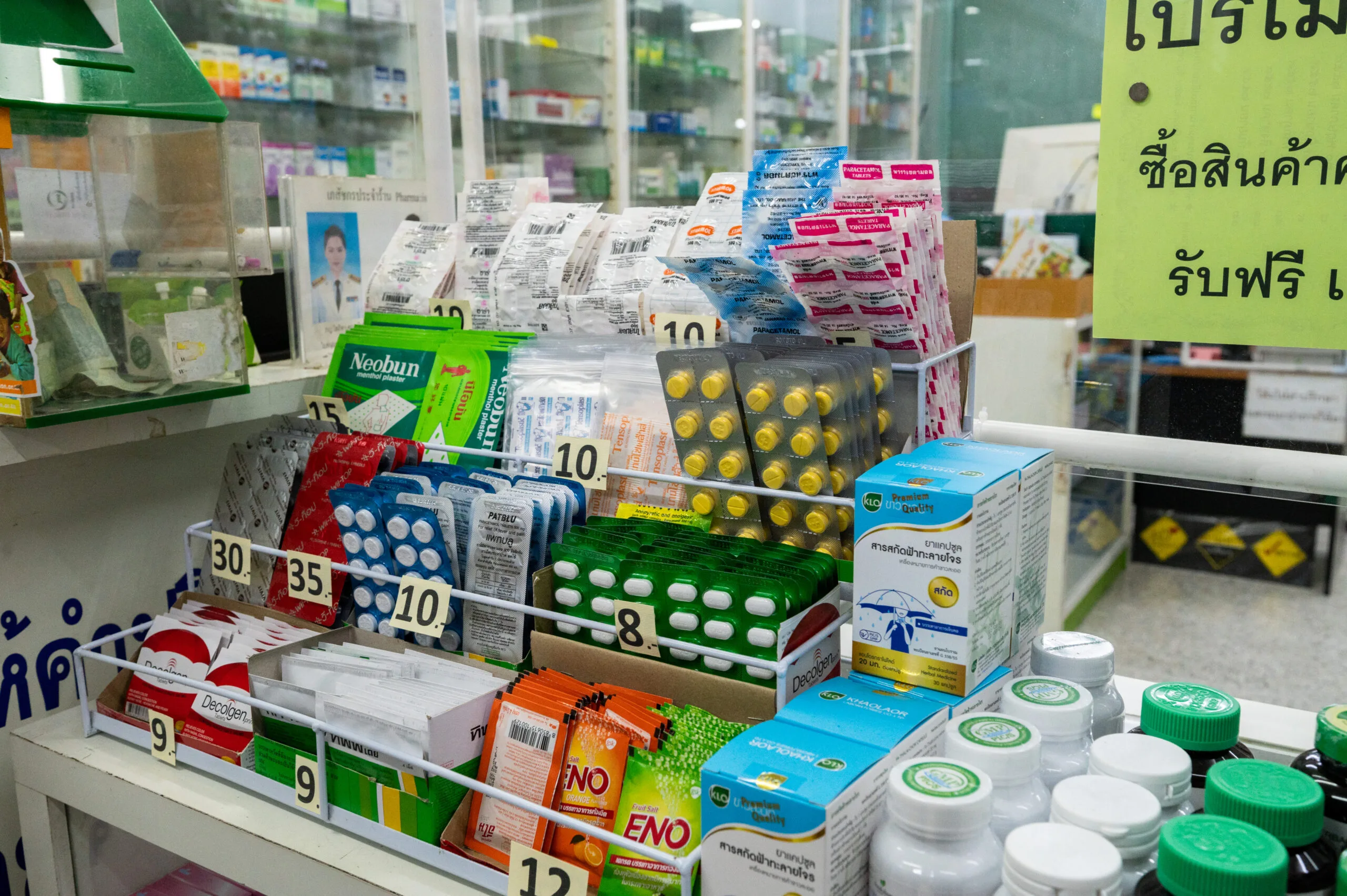 Freiverkäufliche Medikamente in einer Apotheke in Thailand