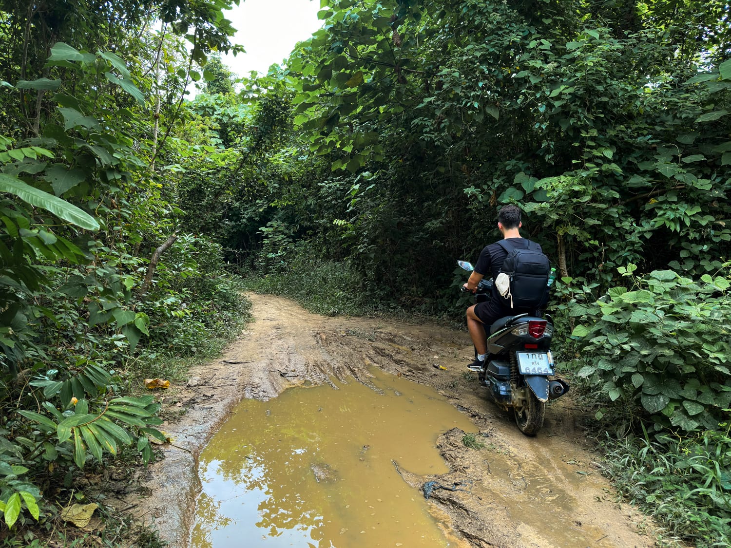 Nils Alexander Kemna auf einer anspruchsvollen Straße mit dem Roller in Thailand