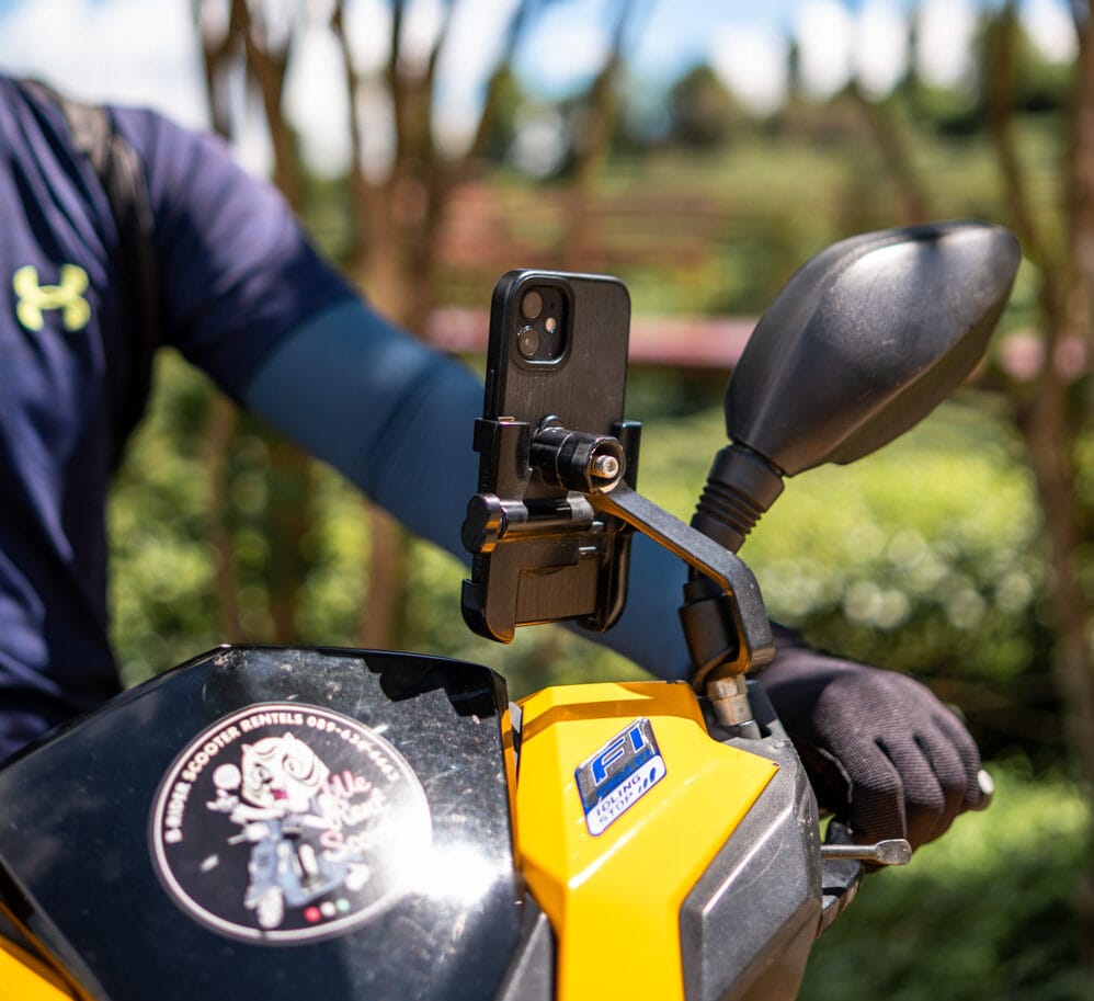 Handyhalterung an einem Roller in Thailand