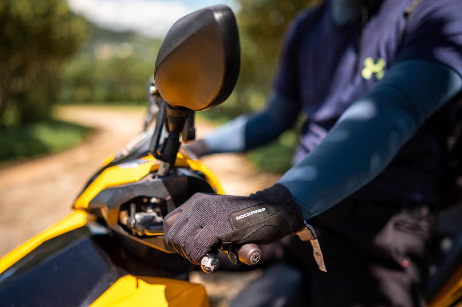 Nils Alexander Kemna trägt UV-Schutz-Kleidung und Handschuhe beim Roller fahren in Thailand