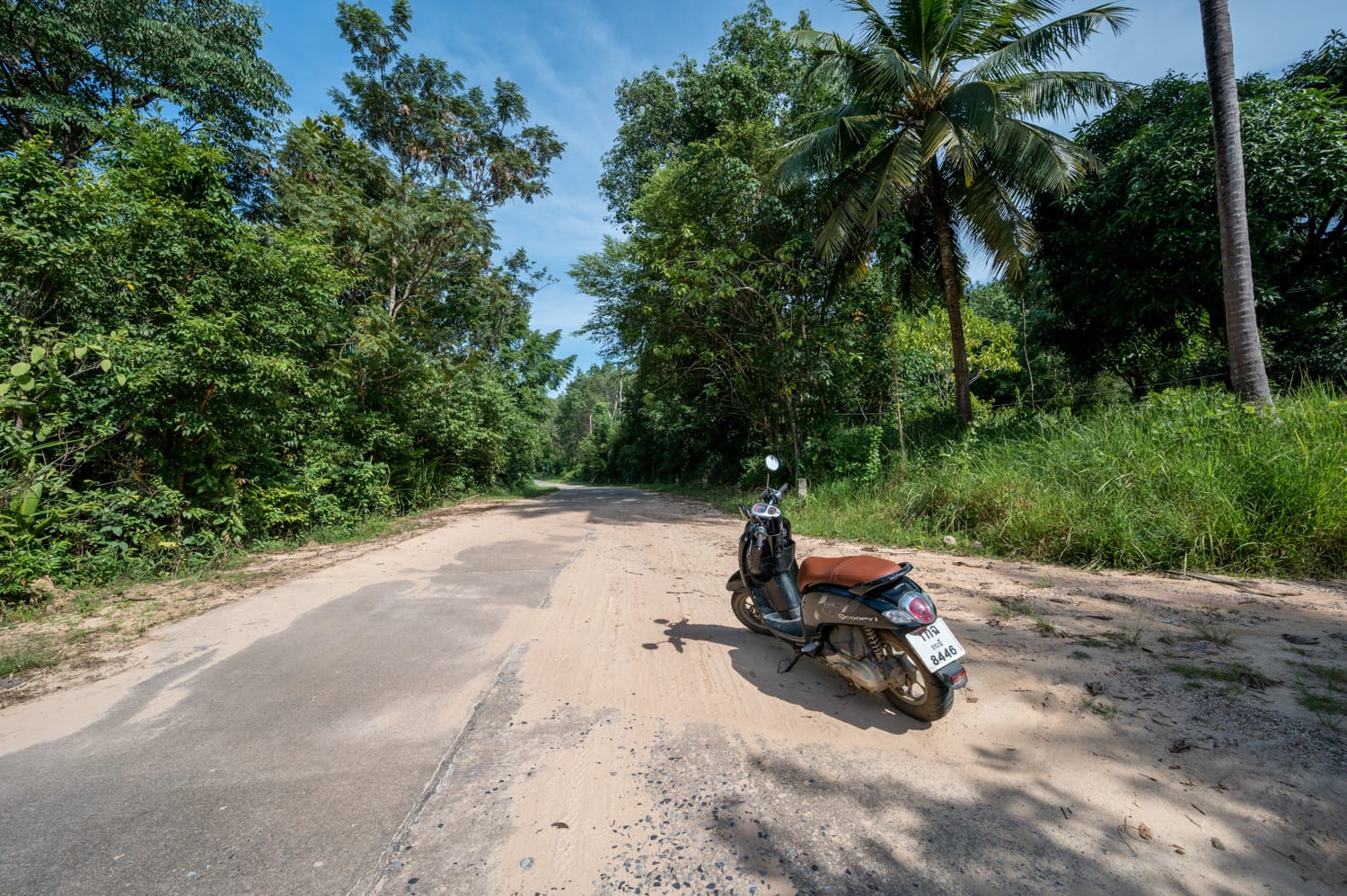Sand auf den Straßen beim Roller fahren in Thailand