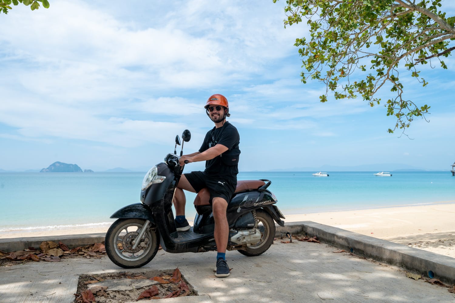Nils Alexander Kemna trägt einen schlechten Helm beim Roller fahren in Thailand