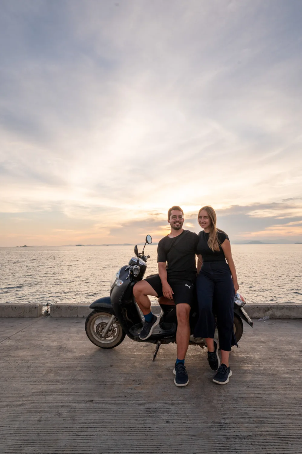 Nils Alexander Kemna und Vanessa Mosch auf einem Mietroller in Thailand