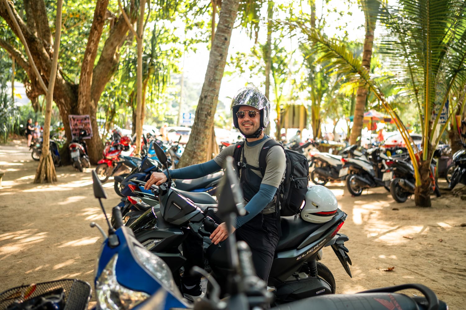Nils Alexander Kemna trägt einen hochwertigen Helm beim Roller fahren in Thailand