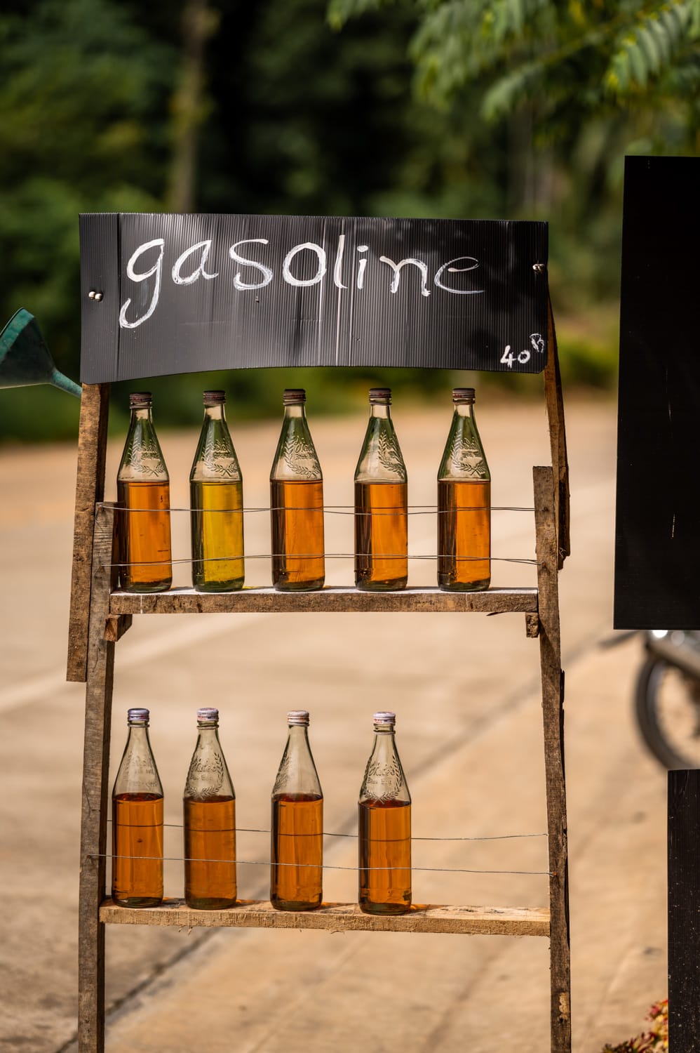 Benzin aus Flaschen in Thailand
