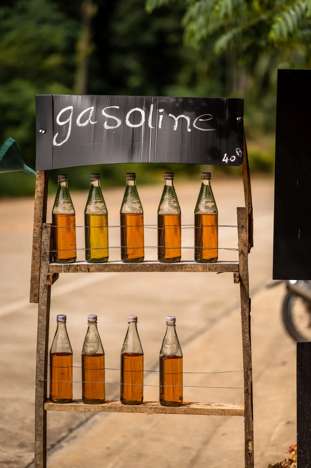 Benzin aus Flaschen in Thailand