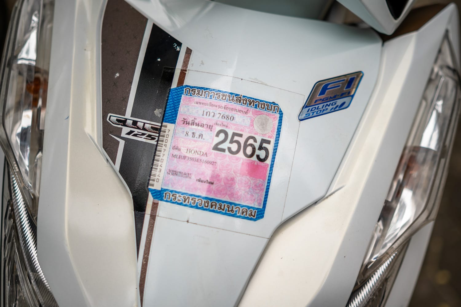 Rosafarbener Aufkleber der Haftpflichtversicherung für Roller in Thailand