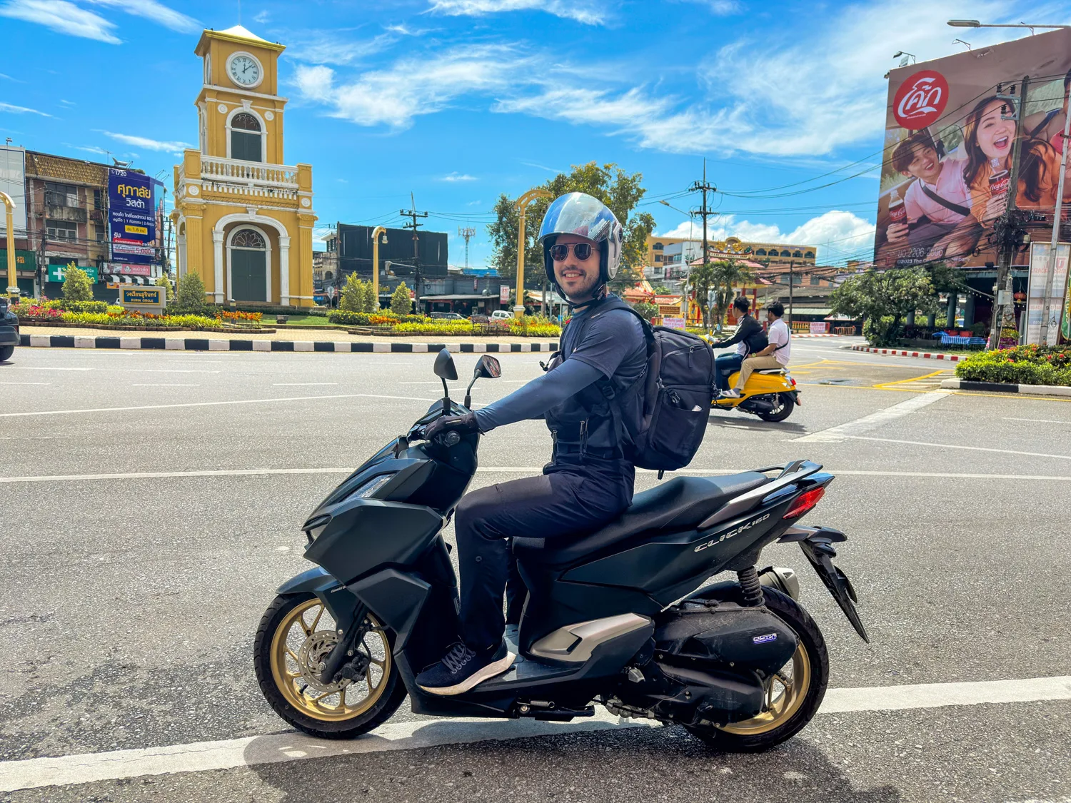 Nils Alexander Kemna mietet einen Roller in Thailand
