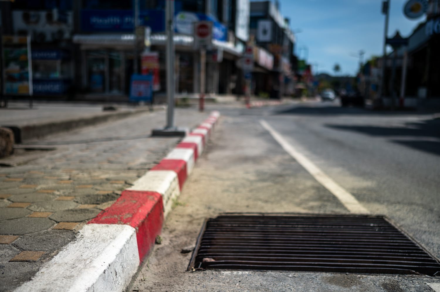 rot-weißer Bordstein in Thailand
