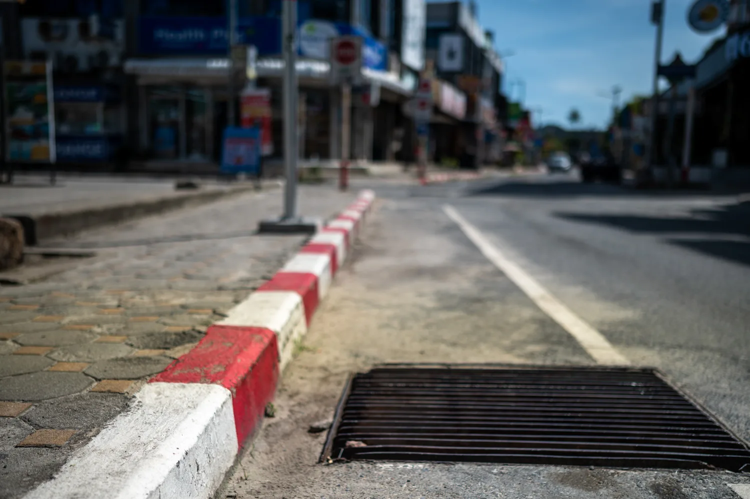 rot-weißer Bordstein in Thailand