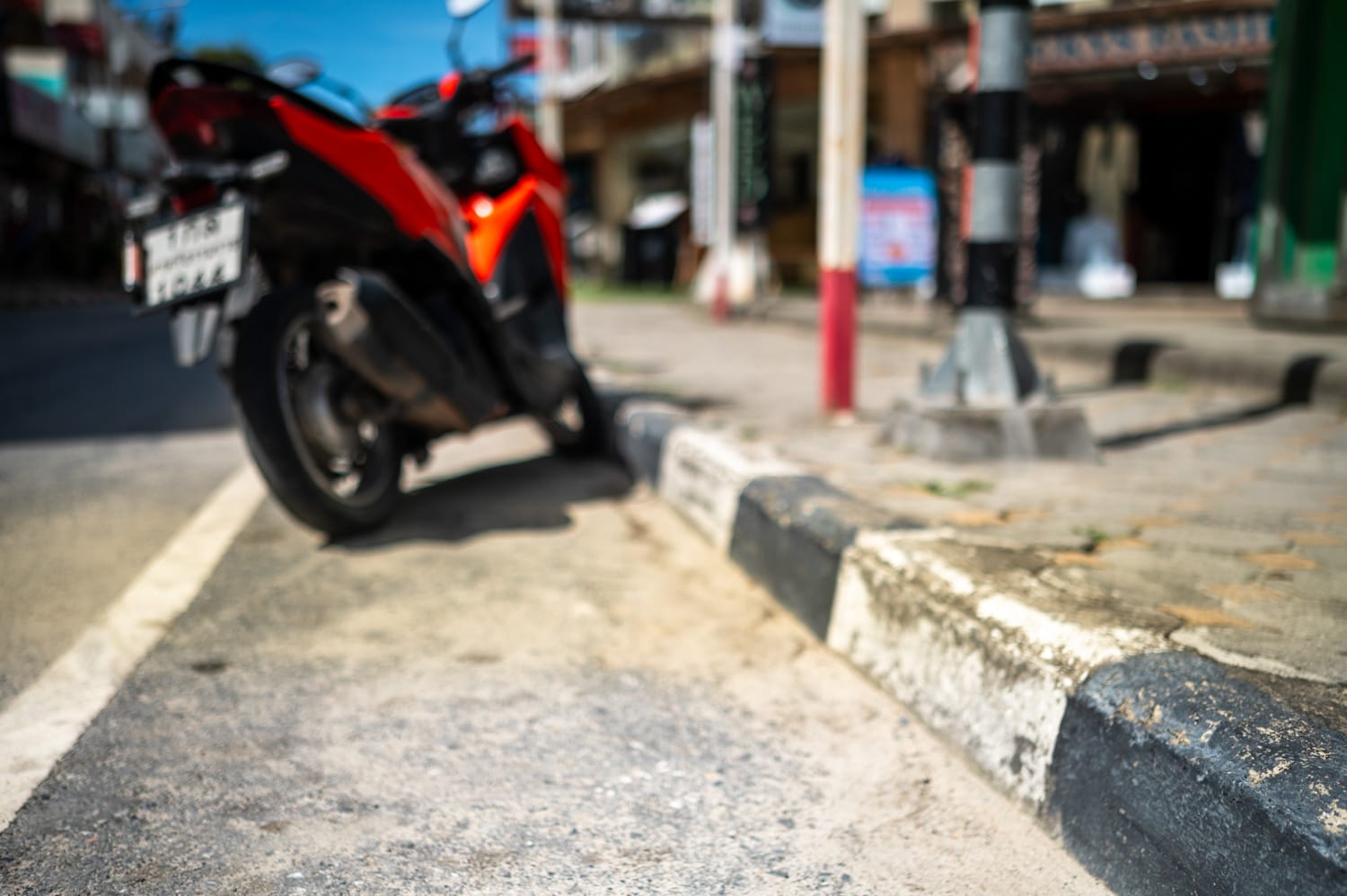 schwarz-weißer Bordstein in Thailand