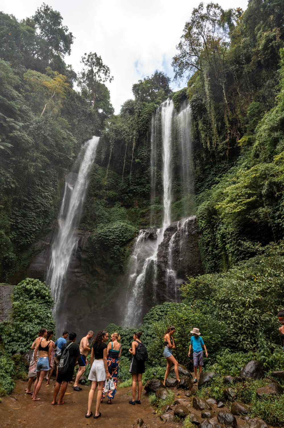 Viele Touristen stehen vor dem Sekumpul Wasserfall auf Bali