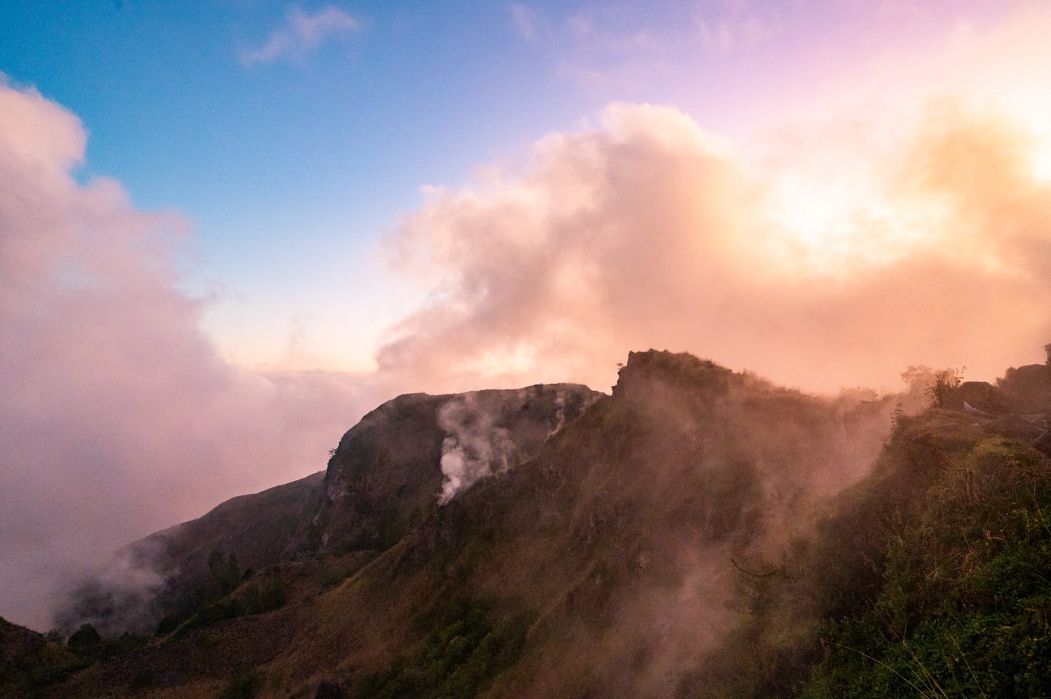 Wolken auf dem Vulkan Gunung Agung auf Bali