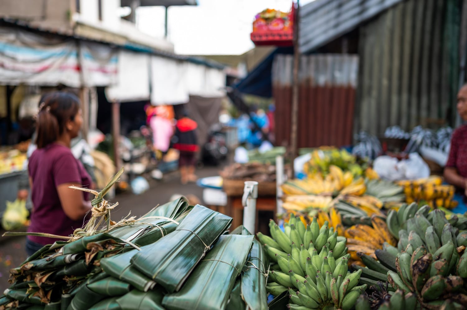 Händler auf dem Morgenmarkt in Sidemen auf Bali
