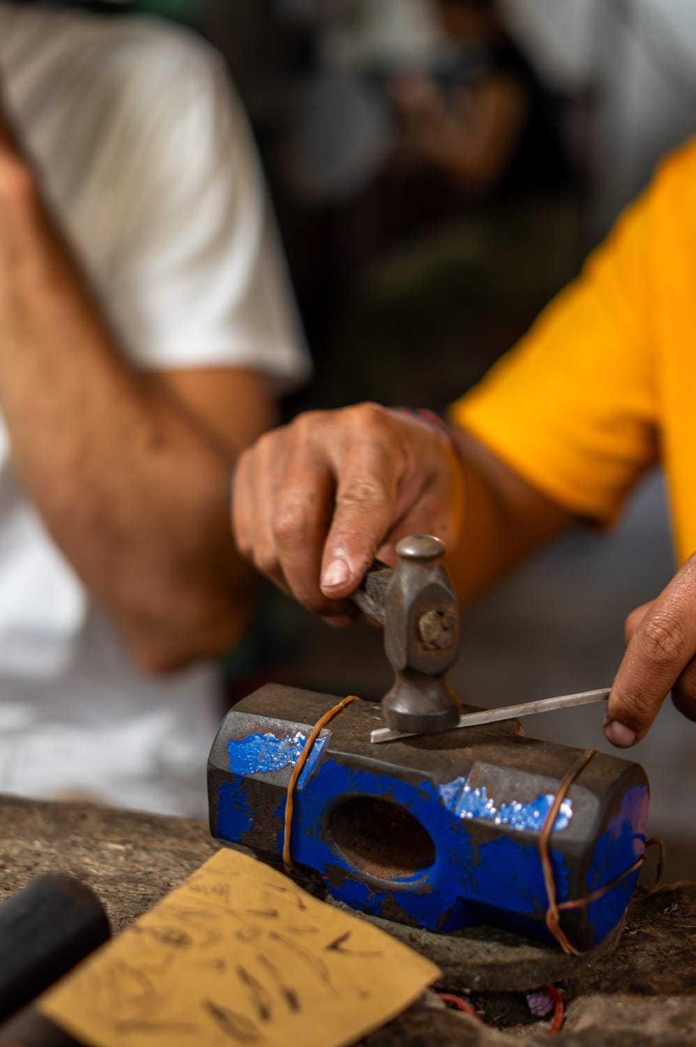 Silberschmied formt Silber auf einem Silberkurs in Sidemen auf Bali