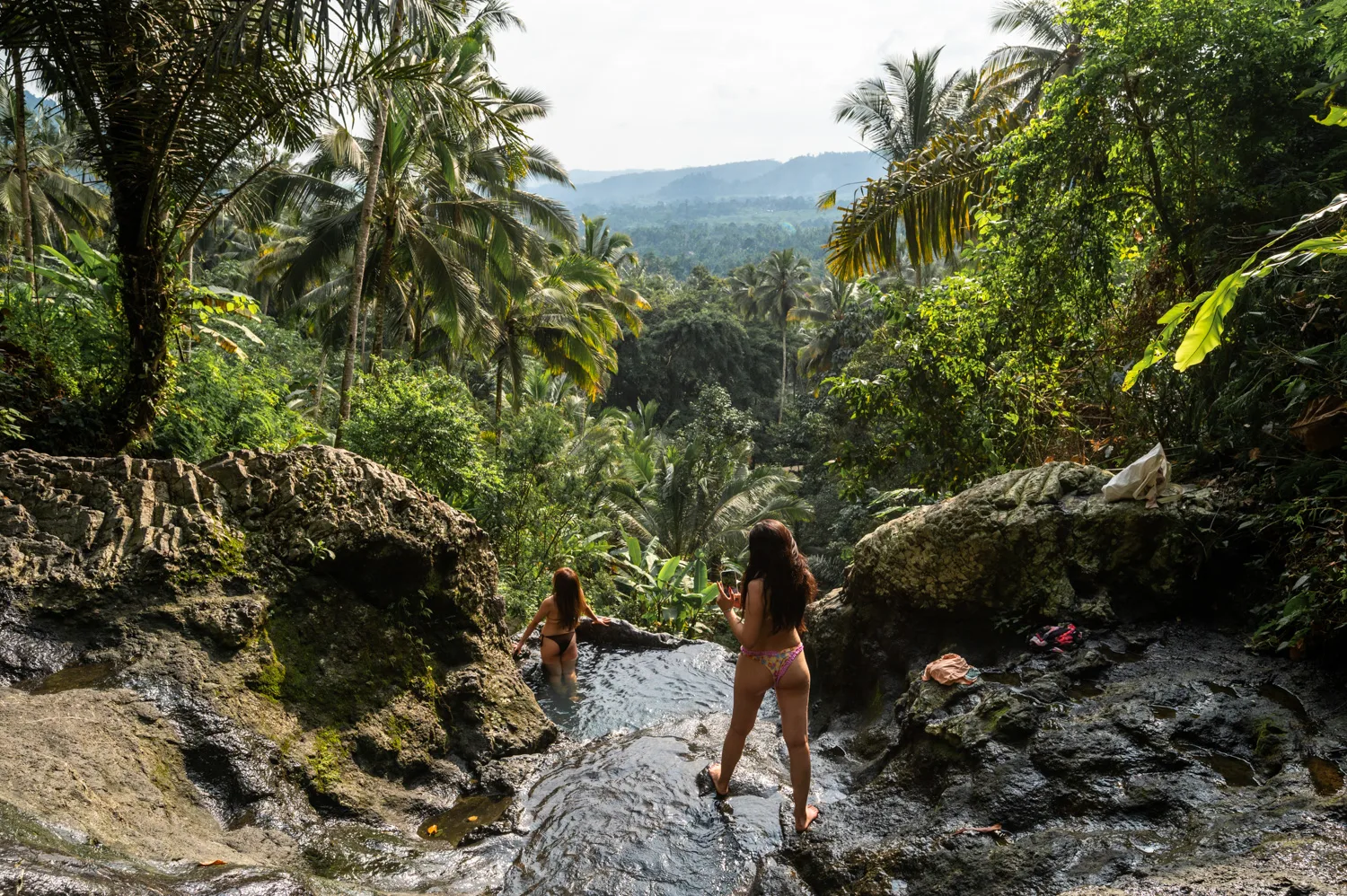 Sidemen Bali (24) Touristen machen Fotos im Infinity Pool am Gembleng Waterfall
