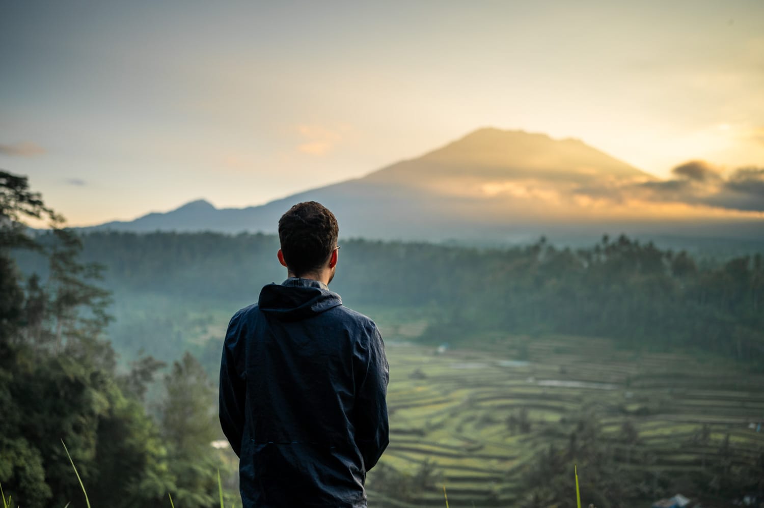 Nils Alexander Kemna beobachtet den Sonnenaufgang hinter dem Agung auf Bali
