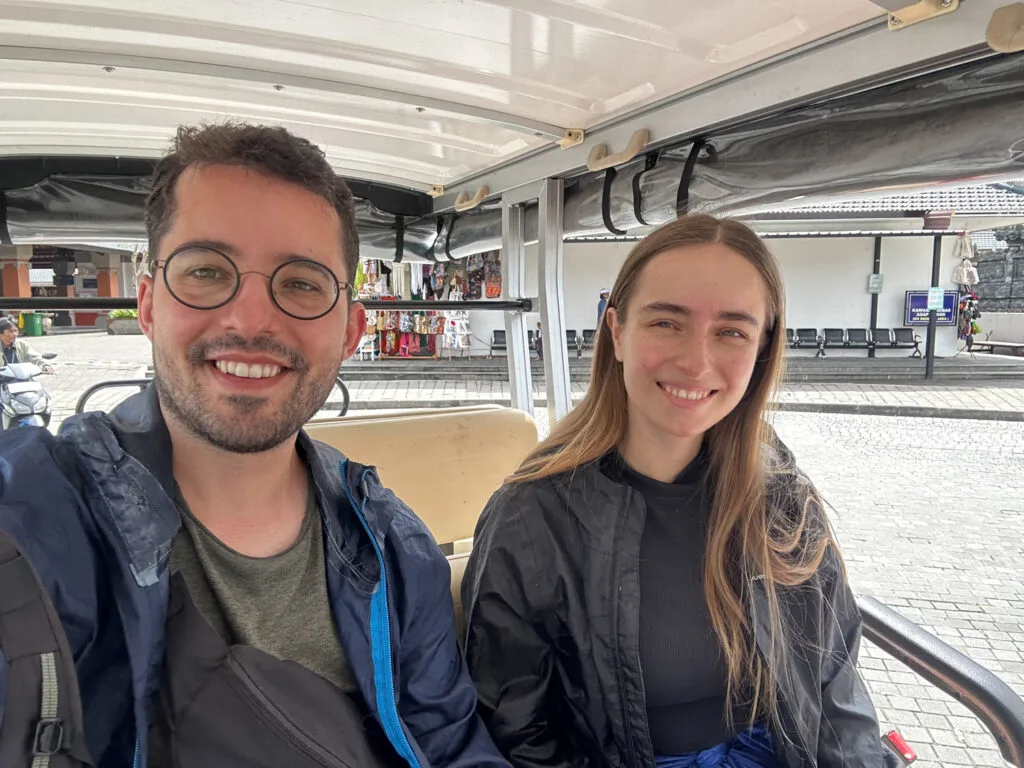 Nils Alexander Kemna und Vanessa Mosch fahren mit dem elektrischen Shuttle hinauf zum Pura Agung Besakih