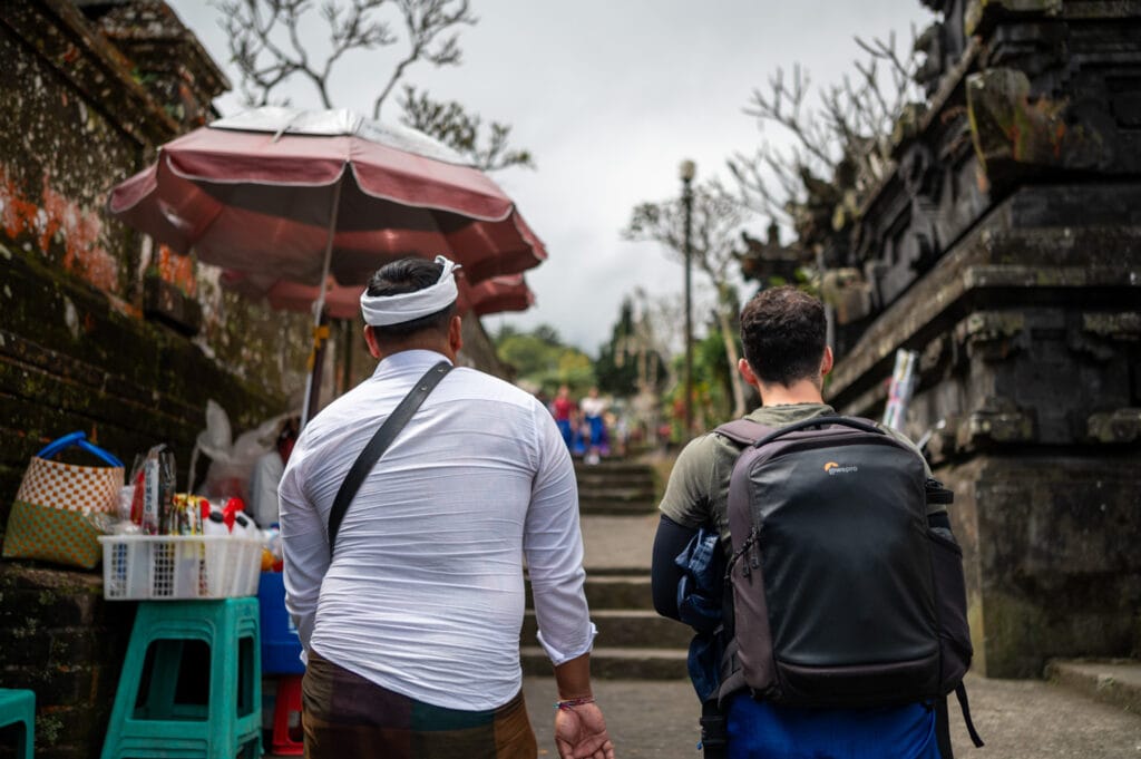 Nils Alexander Kemna wird von einem Guide durch den Pura Agung Besakih auf Bali geführt
