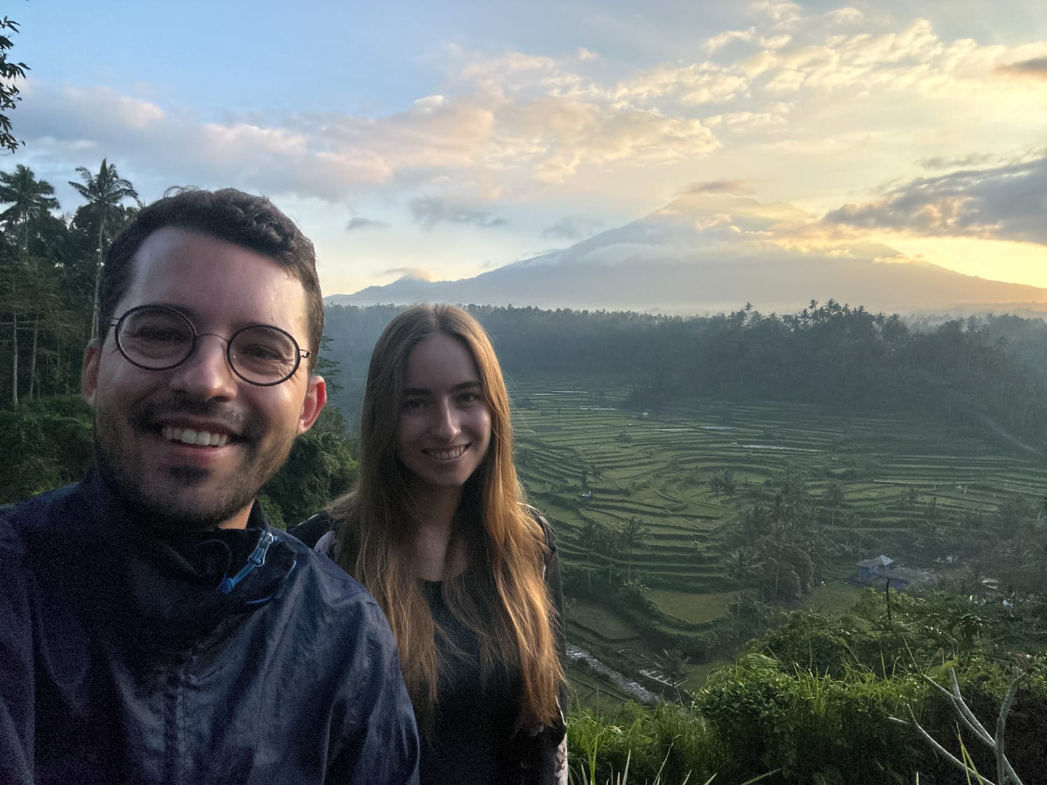 Vanessa Mosch und Nils Alexander Kemna stehen vor dem Vulkan Gunung Agung auf Bali