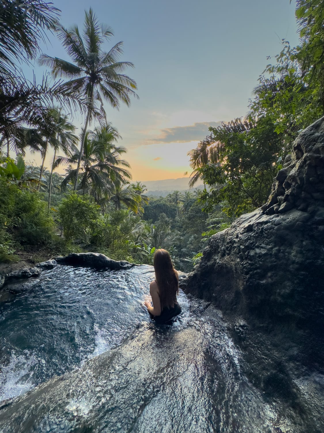 Vanessa Mosch im Gembleng Waterfall in Sidemen auf Bali