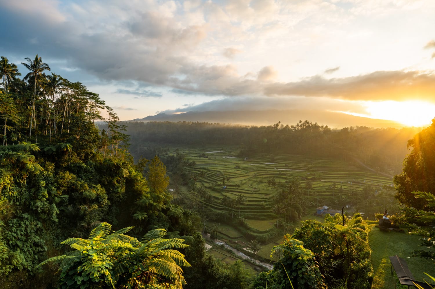 Sonnenaufgang hinter dem Vulkan Agung in Sidemen auf Bali