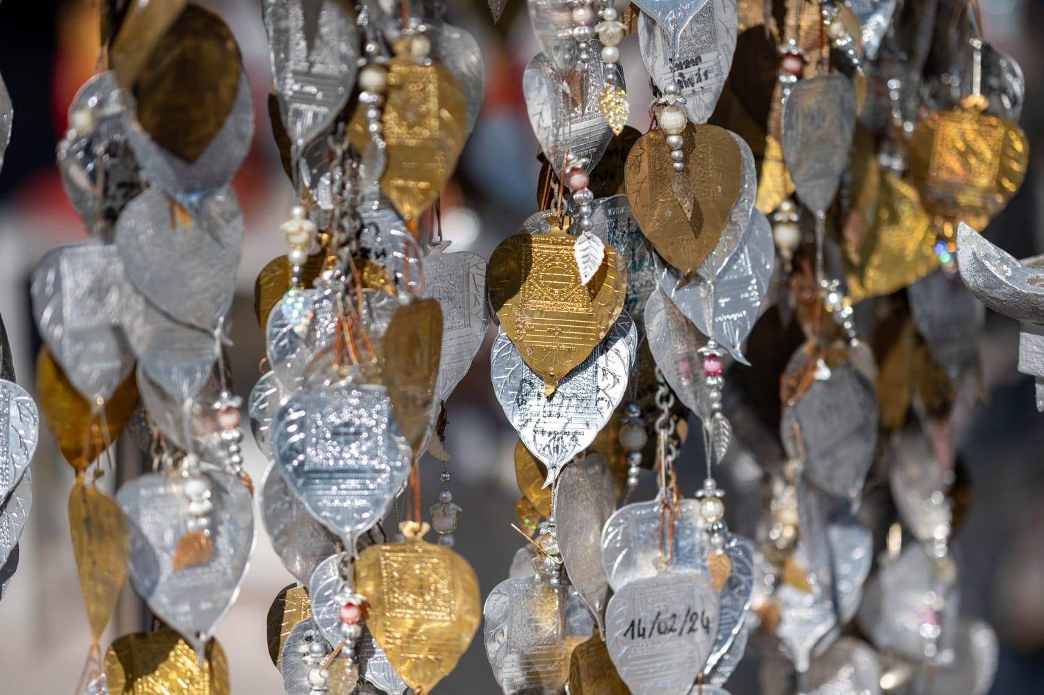 Silberne und goldene Bodhi-Blätter im Wat Sri Suphan in Chiang Mai