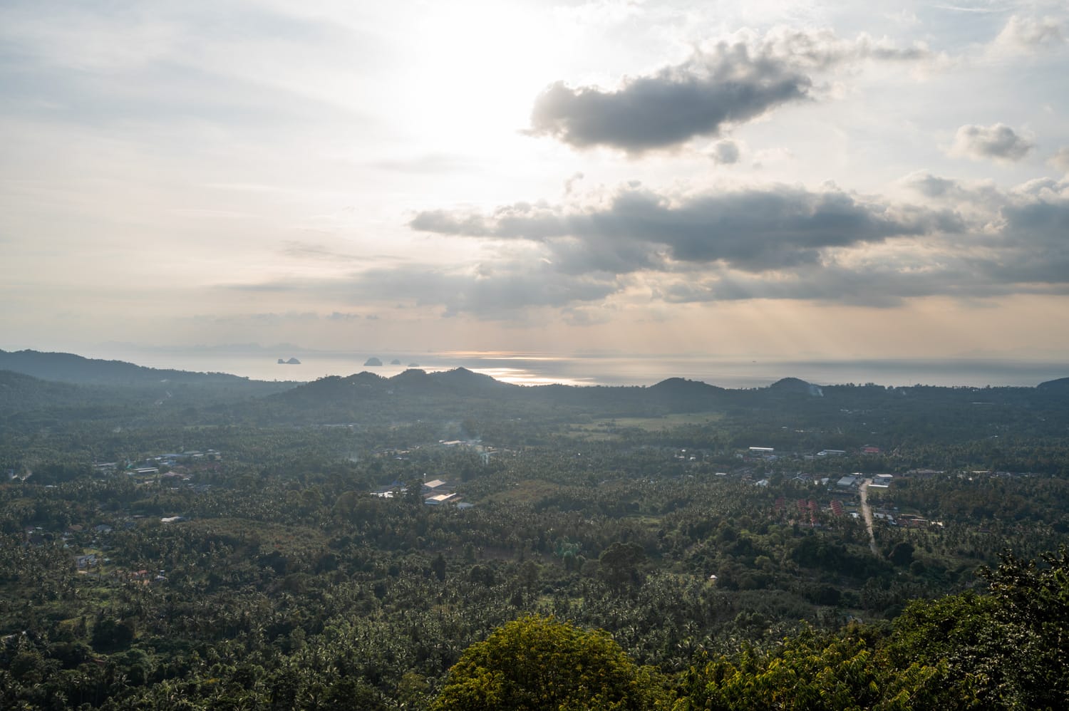 Taling Ngam Ausblick über Taling Ngam auf Koh Samui zum Sonnenuntergang im Wat Khao Phom